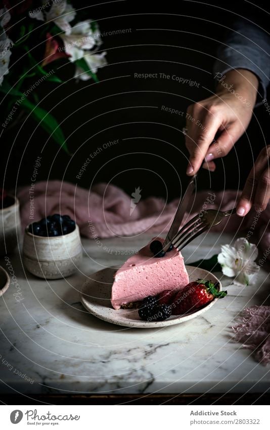 Erdbeerkuchen auf dem Tisch dekorierend Kuchen Himbeeren Blaubeeren Mousse Moussekuchen Erdbeeren Frucht Blume Dessert Lebensmittel süß geschmackvoll gebastelt