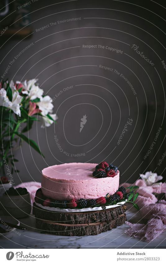 Erdbeerkuchen auf dem Tisch dekorierend Kuchen Himbeeren Blaubeeren Mousse Moussekuchen Erdbeeren Frucht Blume Dessert Lebensmittel süß geschmackvoll gebastelt