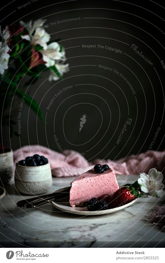 Erdbeerkuchen auf dem Tisch dekorierend Kuchen Himbeeren Blaubeeren Mousse Moussekuchen Erdbeeren Frucht Blume Dessert Lebensmittel süß geschmackvoll gebastelt