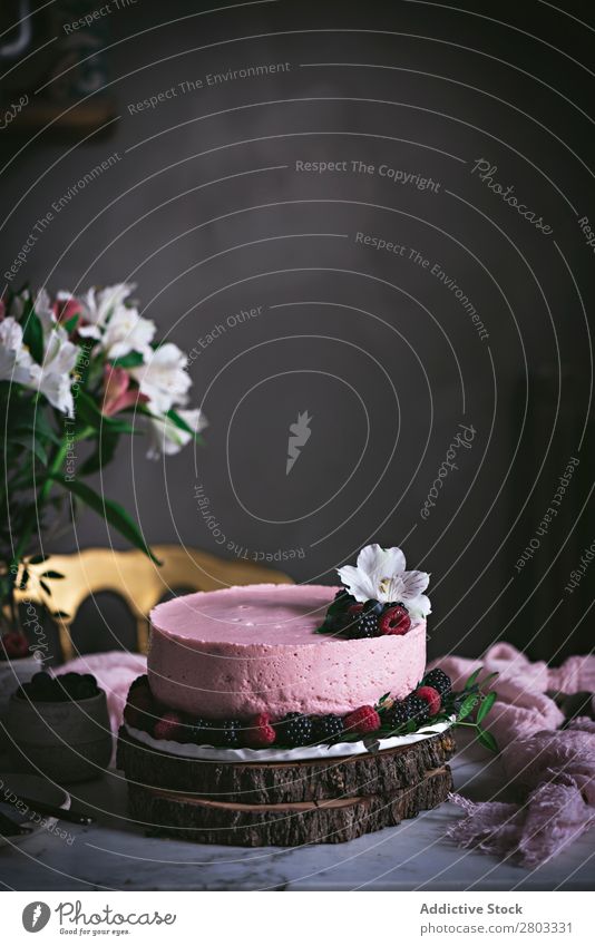 Erdbeerkuchen auf dem Tisch dekorierend Kuchen Himbeeren Blaubeeren Mousse Moussekuchen Erdbeeren Frucht Blume Dessert Lebensmittel süß geschmackvoll gebastelt