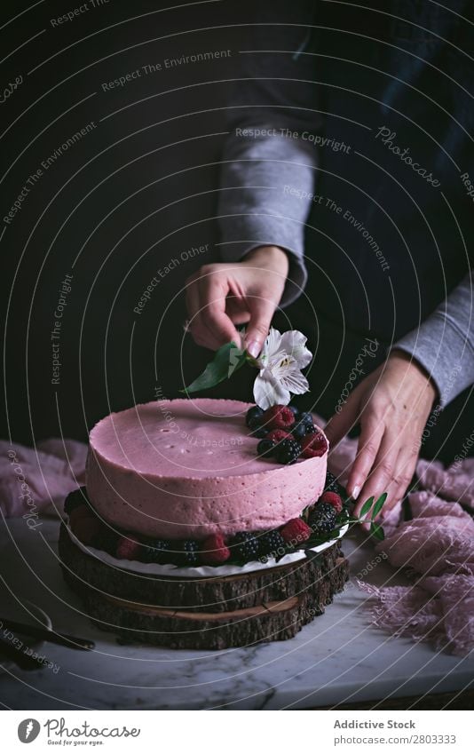 Erdbeerkuchen auf dem Tisch dekorierend Kuchen Himbeeren Blaubeeren Mousse Moussekuchen Erdbeeren Frucht Blume Dessert Lebensmittel süß geschmackvoll gebastelt