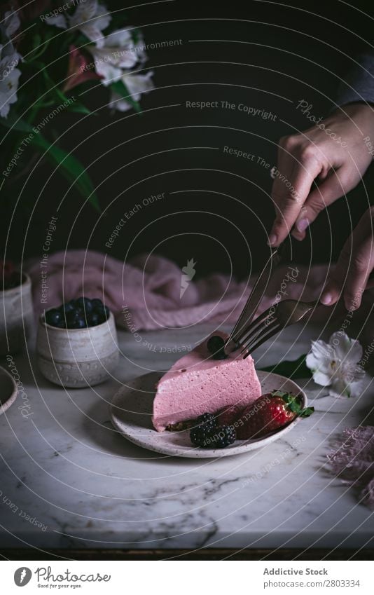 Erdbeerkuchen auf dem Tisch dekorierend Kuchen Himbeeren Blaubeeren Mousse Moussekuchen Erdbeeren Frucht Blume Dessert Lebensmittel süß geschmackvoll gebastelt