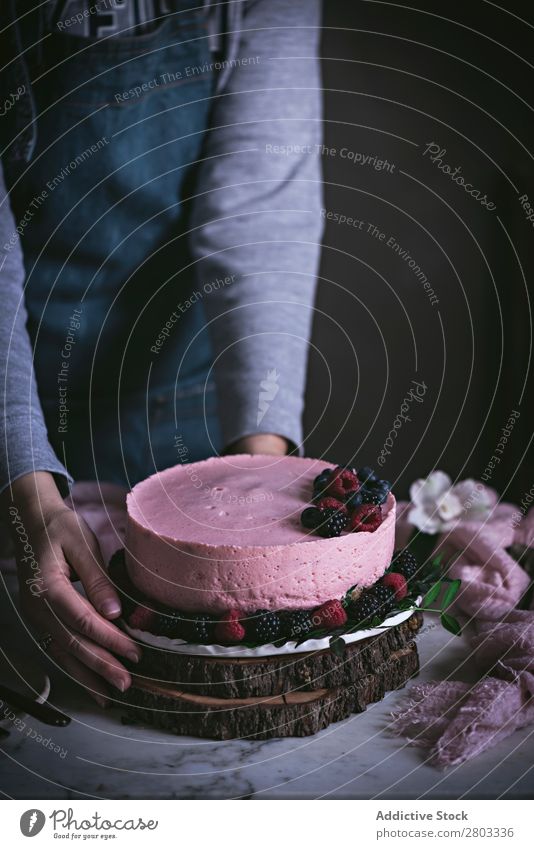 Erdbeerkuchen auf dem Tisch dekorierend Kuchen Himbeeren Blaubeeren Mousse Moussekuchen Erdbeeren Frucht Blume Dessert Lebensmittel süß geschmackvoll gebastelt