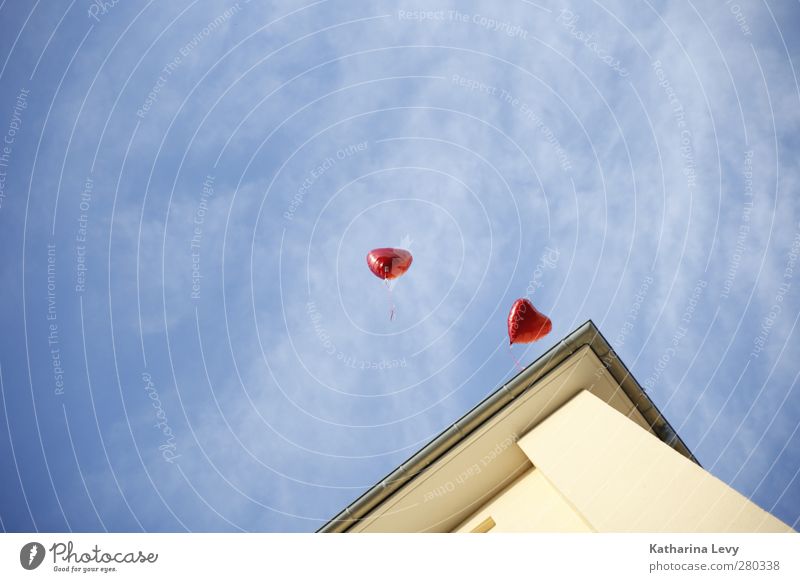 Love is in the air Himmel Wolken Schönes Wetter Stadt Haus Mauer Wand Fassade Dach Dachrinne blau gelb rot Luftballon Herz fliegen Herzluftballon Gasluftballon