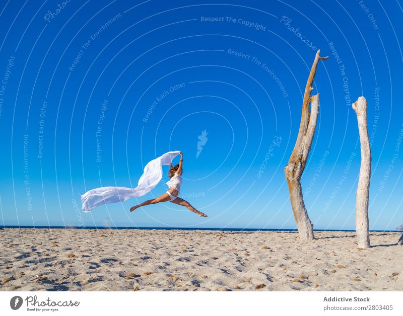 Frau beim Springen mit Pareo am Strand ruhen springen pareo Sommer Ferien & Urlaub & Reisen Jugendliche Erholung Lifestyle Meer schön Rüssel Blauer Himmel