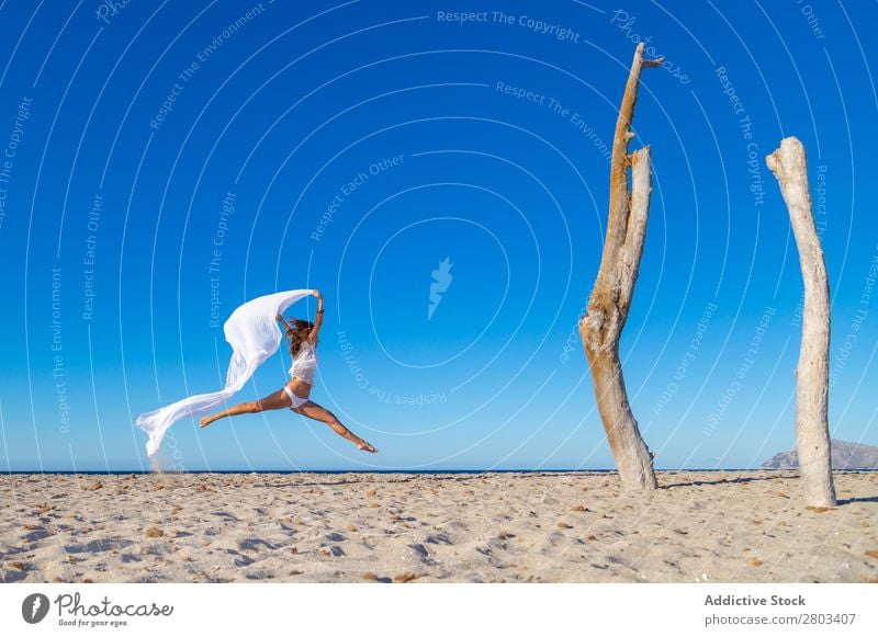 Frau beim Springen mit Pareo am Strand ruhen springen pareo Sommer Ferien & Urlaub & Reisen Jugendliche Erholung Lifestyle Meer schön Rüssel Blauer Himmel