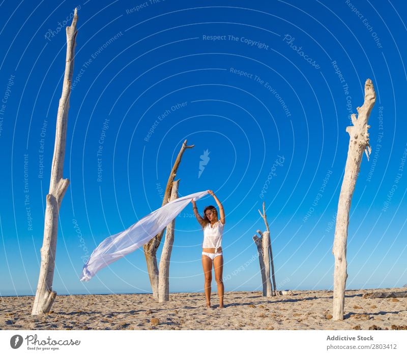 Frau mit Pareo am Strand ruhen pareo Sommer Ferien & Urlaub & Reisen Jugendliche Erholung Lifestyle Meer schön Rüssel Blauer Himmel Schönes Wetter