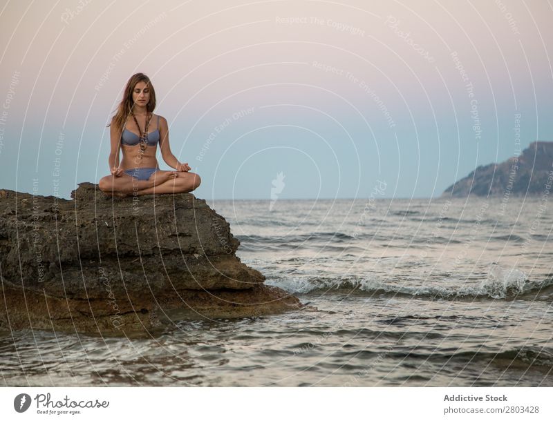 Verträumte Frau auf Felsen am Meer Strand ruhen Sommer Stein sitzen Jugendliche Ferien & Urlaub & Reisen Erholung Lifestyle Wasser schön Freizeit & Hobby Bikini