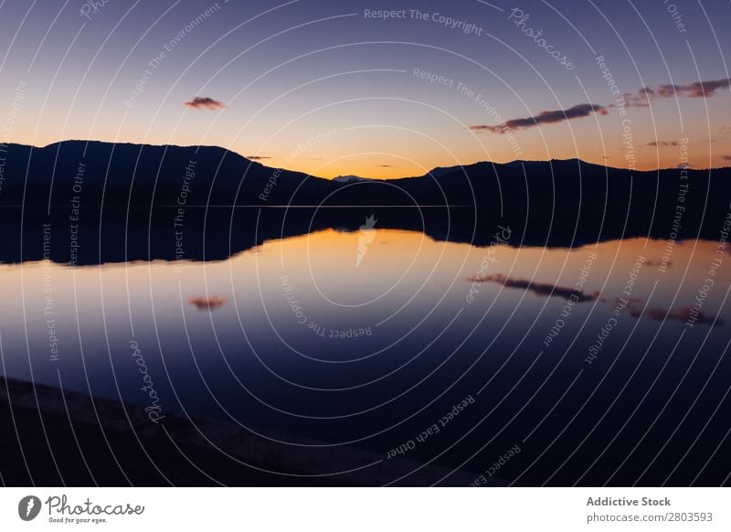 Sonnenuntergang Himmel über Bergen und ruhigem Wasser Berge u. Gebirge Reflexion & Spiegelung Abend Landschaft Natur Düne Reichweite Wolken Abenddämmerung