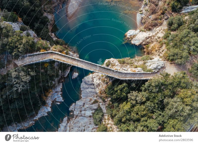 Alte Brücke über einen kleinen ruhigen Fluss Landschaft antik Natur Wasser Wege & Pfade Menschenleer strömen fließen Gelassenheit friedlich harmonisch Idylle