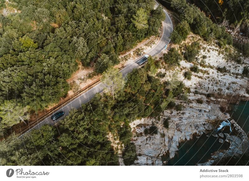 Luftaufnahme einer Straße entlang des Flusses Aussicht See Wasser Wald oben schön Natur grün Fluggerät Hintergrundbild Ferien & Urlaub & Reisen Landschaft