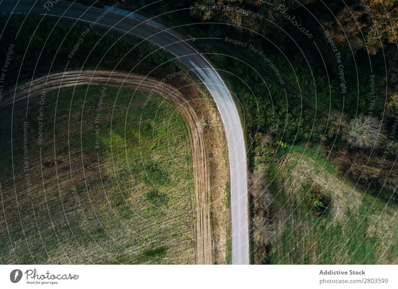 Van fährt auf der Landstraße nahe dem Feld Kleintransporter Straße Landschaft Ausritt Sonnenstrahlen Tag Autobahn Fahrzeug Verkehr Lastwagen Weg Banylle Spanien