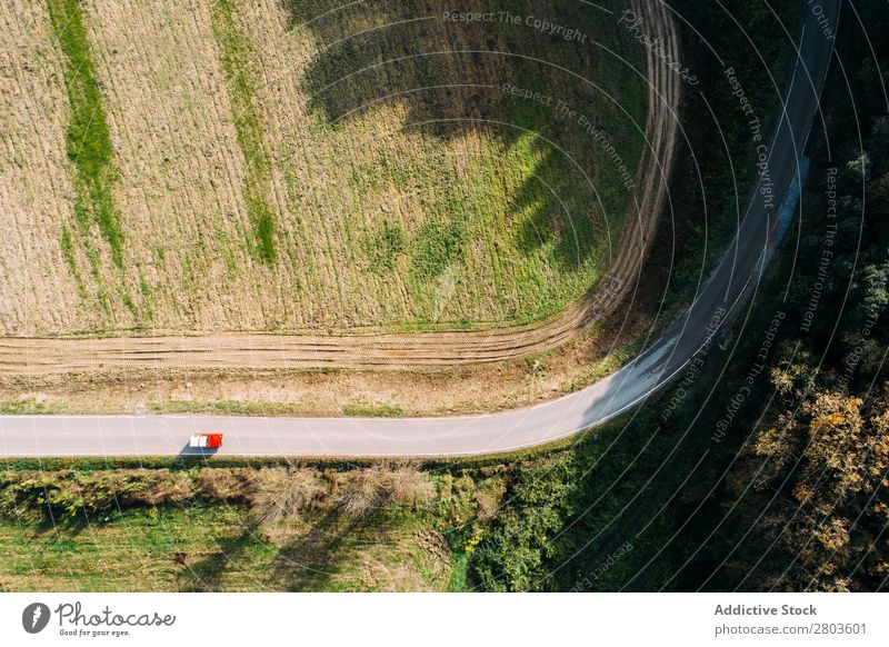 Van fährt auf der Landstraße nahe dem Feld Kleintransporter Straße Landschaft Ausritt Sonnenstrahlen Tag Autobahn Fahrzeug Verkehr Lastwagen Weg Banylle Spanien