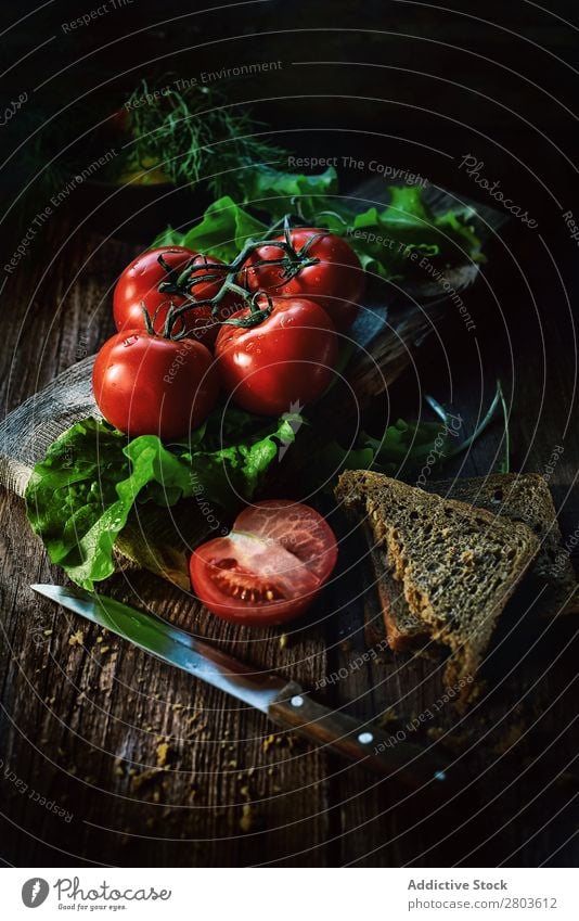 Frische Tomaten auf Holztisch Tisch frisch nass Serviette Haufen Gesundheit rot Lebensmittel Gemüse organisch reif Zutaten Vegane Ernährung Hälfte geschnitten