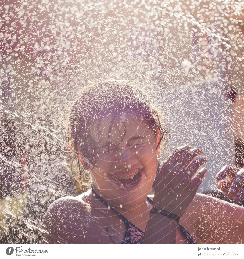 Jelly, das Engerl feminin Mädchen Jugendliche Kopf 1 Mensch 13-18 Jahre Kind lachen Coolness frisch nass Freude Fröhlichkeit Kindheit Leichtigkeit Rasensprenger