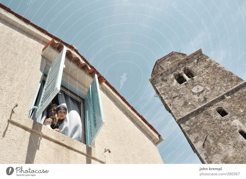 JJ, das Engerl Junge Junge Frau Jugendliche Geschwister Kindheit 2 Mensch 3-8 Jahre 18-30 Jahre Erwachsene Dorf Altstadt Kirche Bauwerk Gebäude Architektur