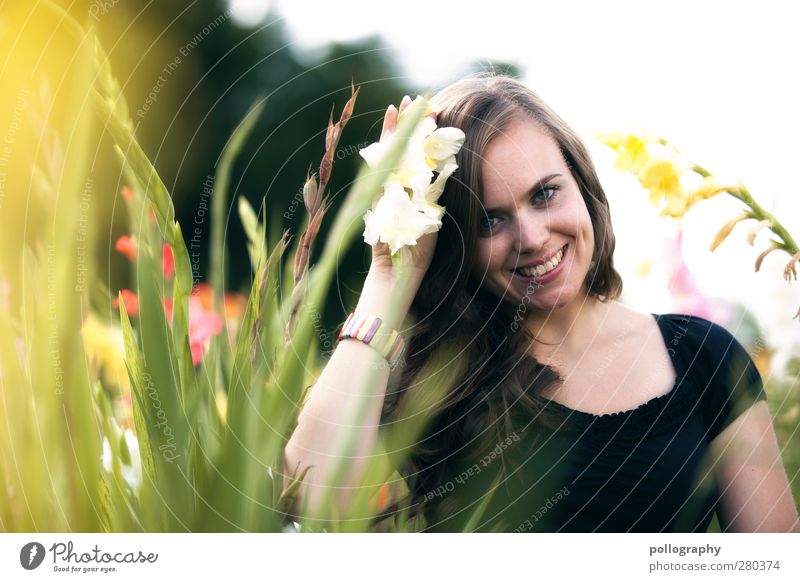 flower power Mensch Junge Frau Jugendliche Erwachsene Leben 1 18-30 Jahre Umwelt Natur Landschaft Pflanze Himmel Frühling Sommer Schönes Wetter Blume Gras