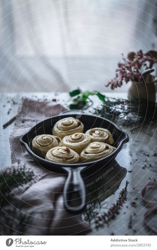 Frische Zimtbrötchen auf dem Tisch Serviette Pfanne Brötchen Lebensmittel Mahlzeit frisch rustikal Feinschmecker Tradition Essen zubereiten Backwaren Morgen