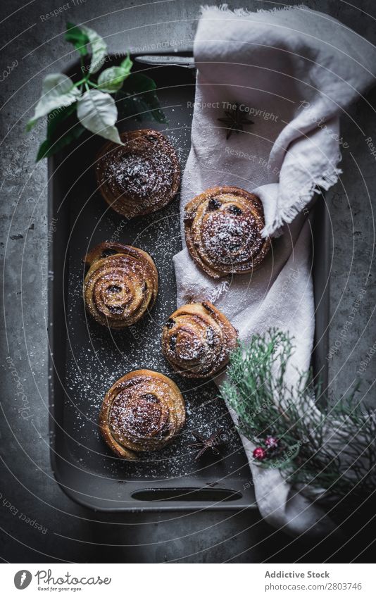 Kräuter und Servietten in der Nähe von Zimtrollen Zimtbrötchen Tablett Küchenkräuter Brötchen Lebensmittel Mahlzeit frisch rustikal Feinschmecker Tradition