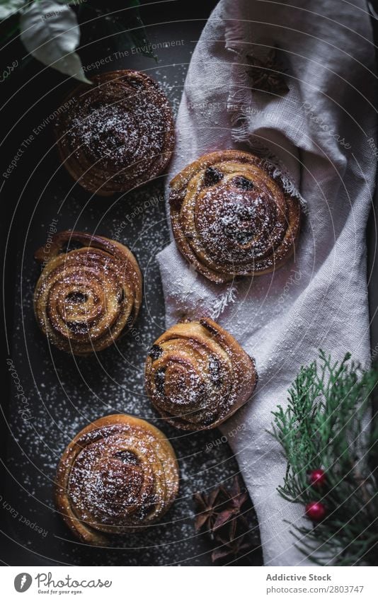 Kräuter und Servietten in der Nähe von Zimtrollen Zimtbrötchen Tablett Küchenkräuter Brötchen Lebensmittel Mahlzeit frisch rustikal Feinschmecker Tradition