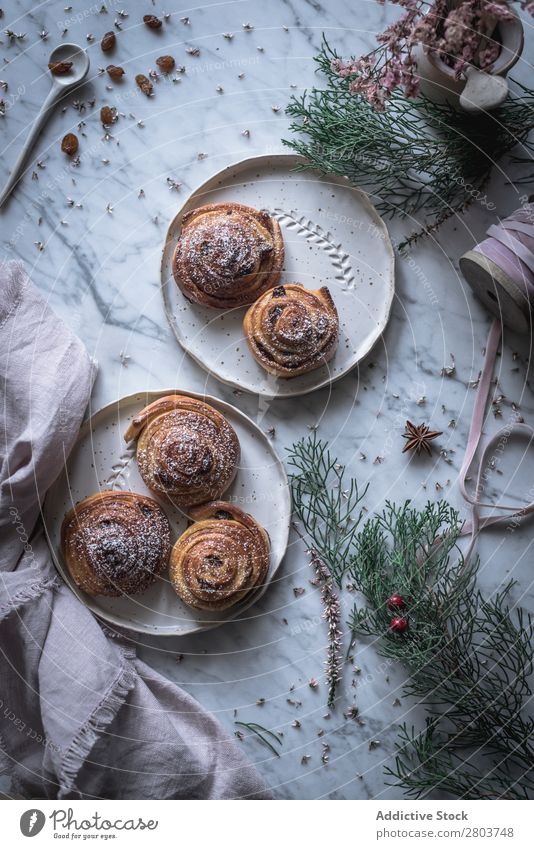 Kräuter und Servietten in der Nähe von Zimtrollen Zimtbrötchen Tablett Küchenkräuter Brötchen Lebensmittel Mahlzeit frisch rustikal Feinschmecker Tradition