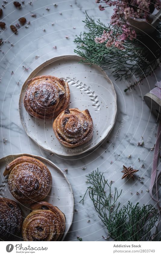 Kräuter und Servietten in der Nähe von Zimtrollen Zimtbrötchen Tablett Küchenkräuter Brötchen Lebensmittel Mahlzeit frisch rustikal Feinschmecker Tradition