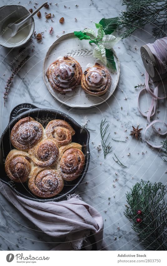 Kräuter und Servietten in der Nähe von Zimtrollen Zimtbrötchen Tablett Küchenkräuter Brötchen Lebensmittel Mahlzeit frisch rustikal Feinschmecker Tradition