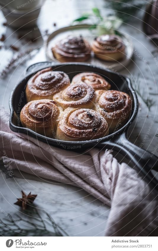 Frische Zimtbrötchen auf dem Tisch Serviette Pfanne Brötchen Lebensmittel Mahlzeit frisch rustikal Feinschmecker Tradition Speise Essen zubereiten Backwaren