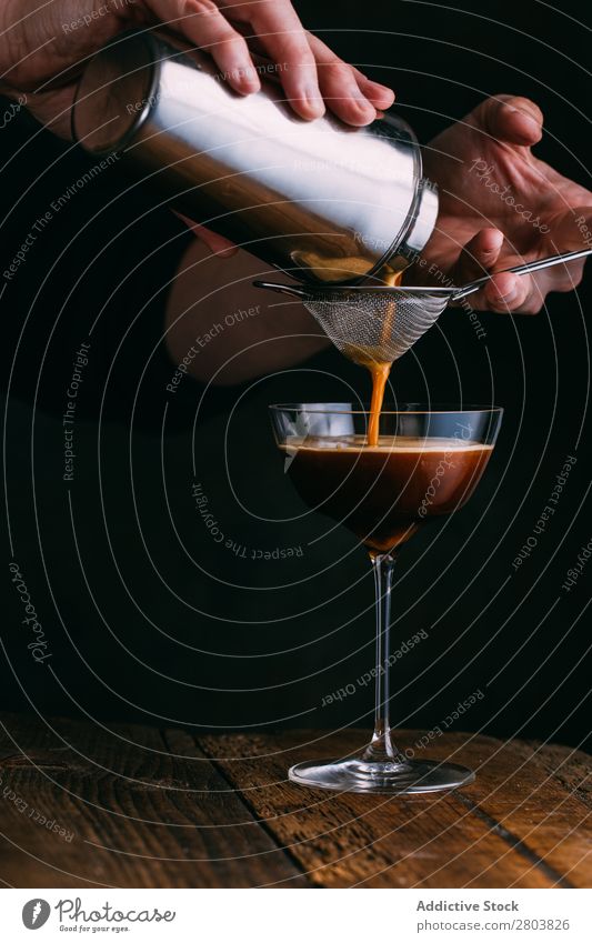 Espresso-Martini-Cocktail Alkohol Bohnen Getränk schwarz Koffein Kaffee kalt kaltes Brühen Tasse trinken Schaum Lebensmittel Glas Feinschmecker Eis Milch