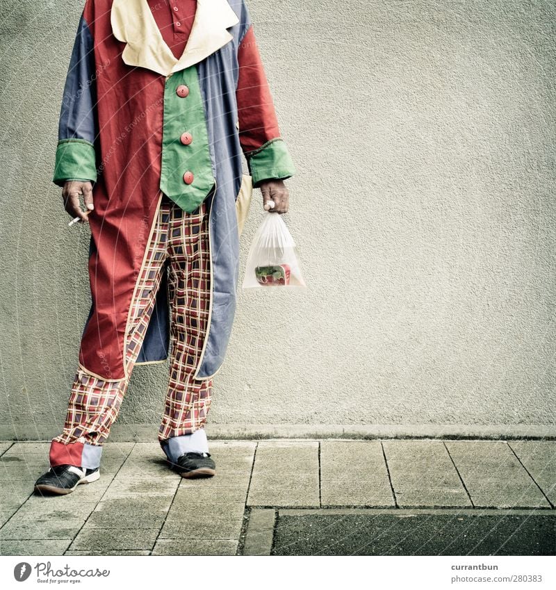 und lebend gehn wir nicht aus der welt. Mensch maskulin Mann Erwachsene 45-60 Jahre Zirkus Schuhe skurril Clown ölsardinen Zigarette Zirkusnummer Farbfoto