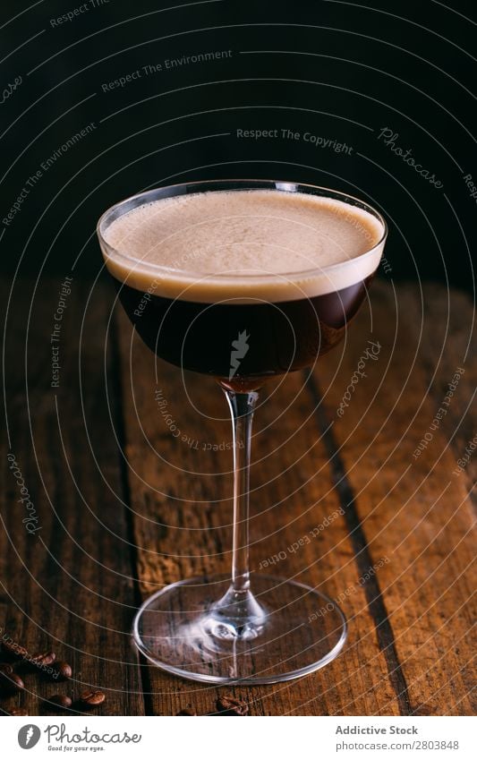 Espresso-Martini-Cocktail Alkohol Bohnen Getränk schwarz Koffein Kaffee kalt kaltes Brühen Tasse trinken Schaum Lebensmittel Glas Feinschmecker Eis Milch