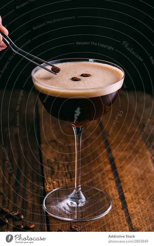 Espresso-Martini-Cocktail Alkohol Bohnen Getränk schwarz Koffein Kaffee kalt kaltes Brühen Tasse trinken Schaum Lebensmittel Glas Feinschmecker Eis Milch