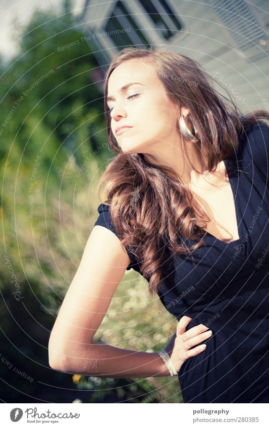 enjoy (III) Mensch feminin Junge Frau Jugendliche Erwachsene Leben 1 18-30 Jahre Natur Pflanze Frühling Sommer Schönes Wetter Gras Sträucher Park Wiese Kleid