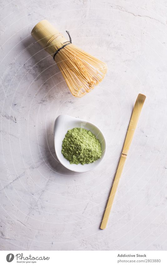 Grünes Matcha-Tee-Pulver und Bambusbesen sortiert Getränk brauen trinken grün Gesundheit Kräuter & Gewürze Japaner Baggerlöffel Löffel Teekanne Wasser Rührbesen