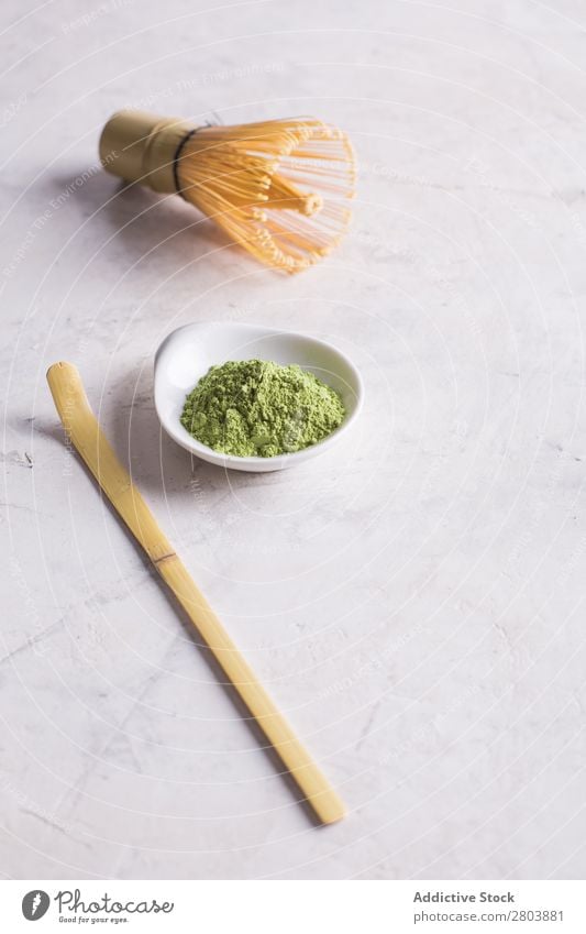 Grünes Matcha-Tee-Pulver und Bambusbesen sortiert Getränk brauen trinken grün Gesundheit Kräuter & Gewürze Japaner Baggerlöffel Löffel Teekanne Wasser Rührbesen