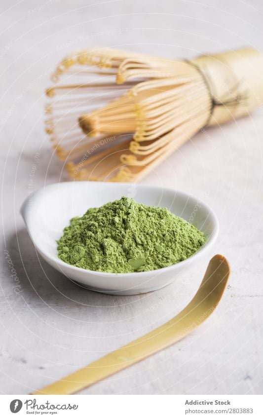 Grünes Matcha-Tee-Pulver und Bambusbesen sortiert Getränk brauen trinken grün Gesundheit Kräuter & Gewürze Japaner Baggerlöffel Löffel Teekanne Wasser Rührbesen