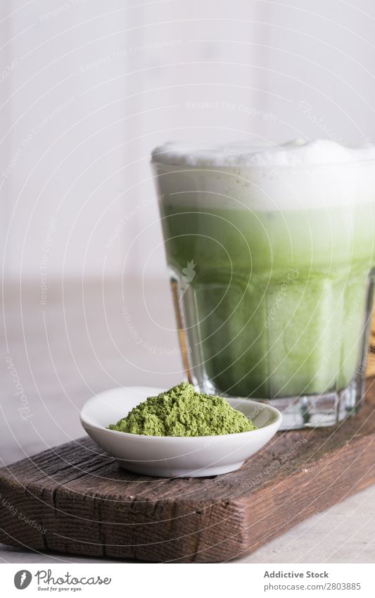 Matcha Latte Holz Pulver Matcha-Tee Kräuter & Gewürze Milch trinken Rührbesen Baggerlöffel Teekanne Japaner sortiert Gesundheit grün Getränk Wasser brauen