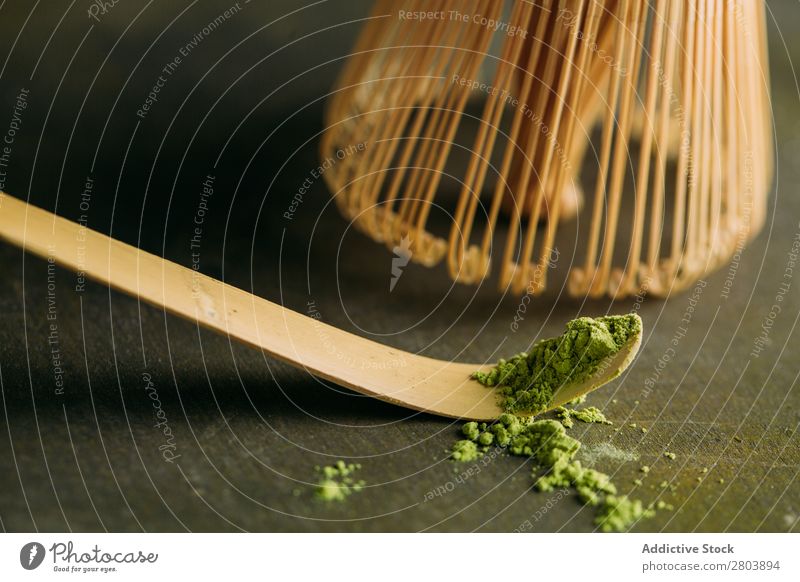 Grünes Matcha-Tee-Pulver und Bambusbesen sortiert Getränk brauen trinken grün Gesundheit Kräuter & Gewürze Japaner Baggerlöffel Löffel Teekanne Wasser Rührbesen