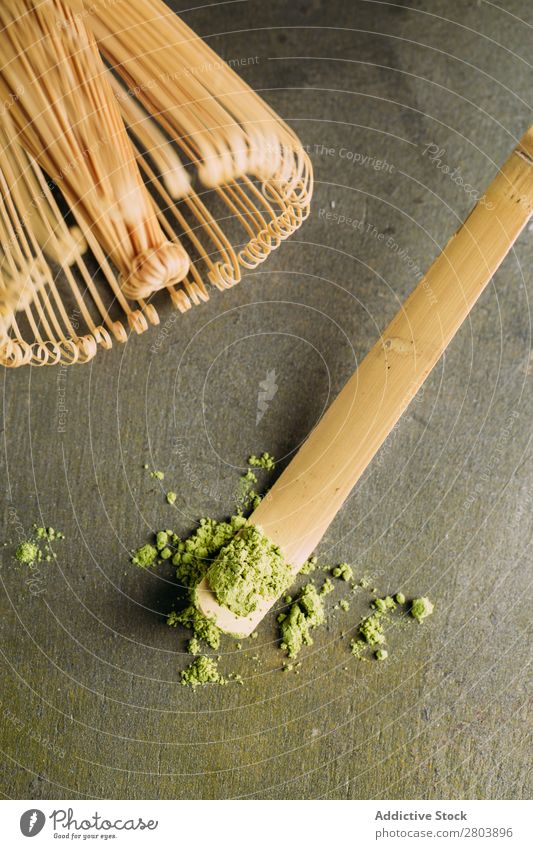 Grünes Matcha-Tee-Pulver und Bambusbesen sortiert Getränk brauen trinken grün Gesundheit Kräuter & Gewürze Japaner Baggerlöffel Löffel Teekanne Wasser Rührbesen