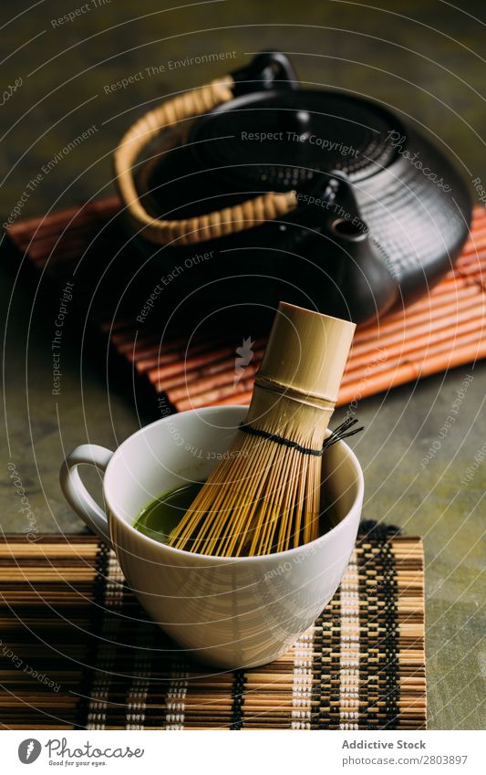 Zubereitung von Matcha-Tee sortiert Bambus Getränk brauen Tasse dunkel trinken grün Gesundheit Kräuter & Gewürze Japaner Pulver Baggerlöffel Teekanne Wasser