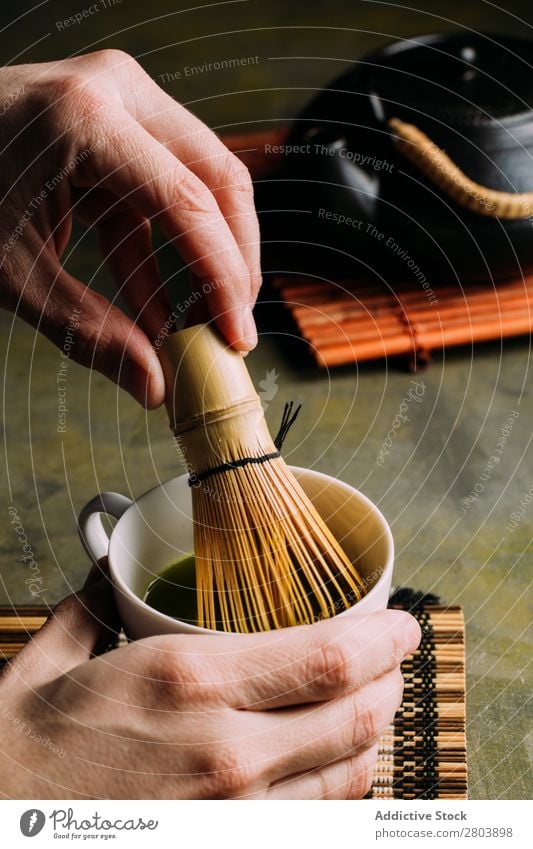 Zubereitung von Matcha-Tee Pulver Holz Hand Kräuter & Gewürze Mann Tasse trinken Rührbesen Baggerlöffel Japaner Teekanne sortiert grün Gesundheit Getränk dunkel