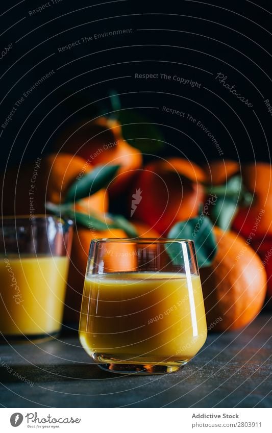 Orangensaft auf dem Tisch organisch Saft geschmackvoll Vitamin Zitrusfrüchte lecker trinken Biografie frisch Frucht Gesundheit Frühstück Glas Erfrischung süß