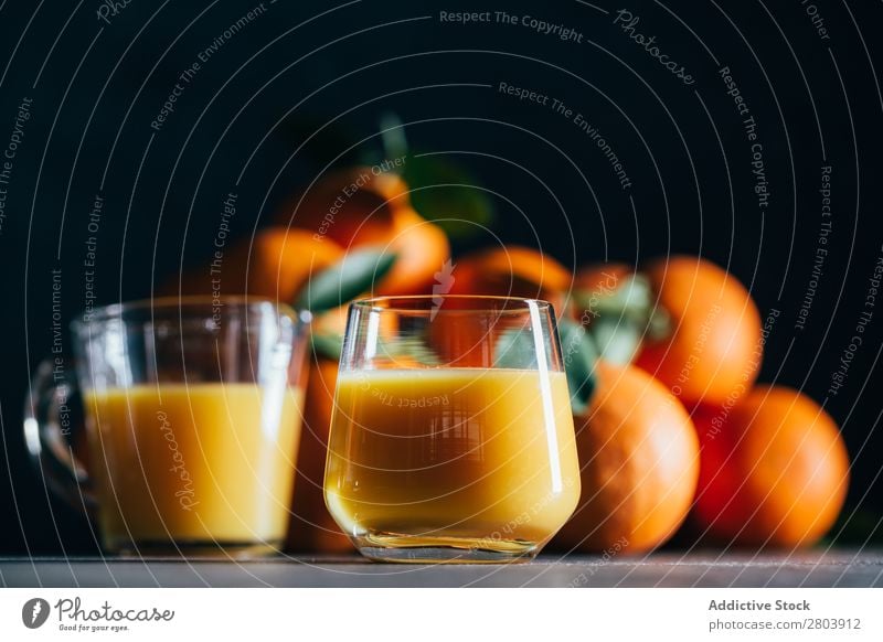 Orangensaft auf dem Tisch organisch Saft geschmackvoll Vitamin Zitrusfrüchte lecker trinken Biografie frisch Frucht Gesundheit Frühstück Glas Erfrischung süß