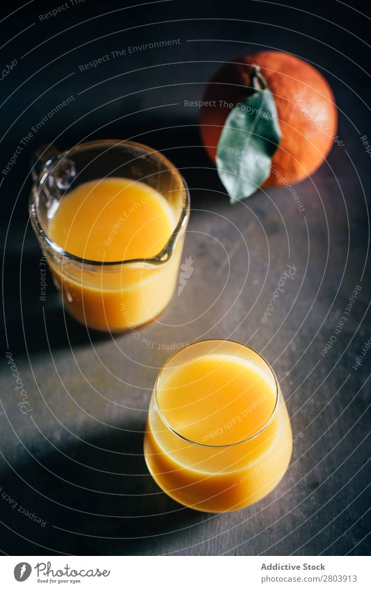 Orangensaft auf dem Tisch organisch Saft geschmackvoll Vitamin Zitrusfrüchte lecker trinken Biografie frisch Frucht Gesundheit Frühstück Glas Erfrischung süß