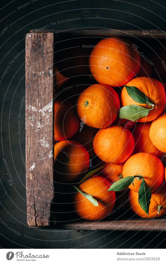 Frische Orangen in einer alten Holzkiste Frühstück Zitrusfrüchte lecker trinken frisch Frucht Gesundheit Saft organisch geschmackvoll Vitamin Erfrischung süß