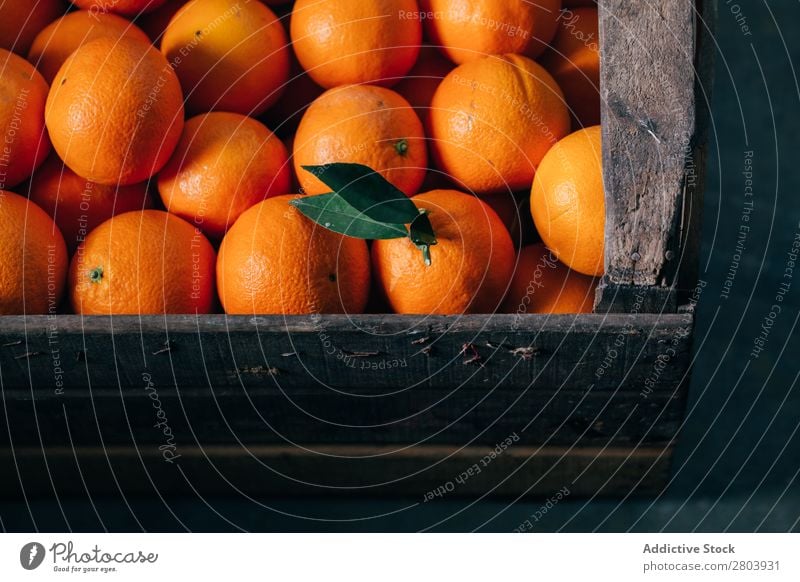 Frische Orangen in einer alten Holzkiste Frühstück Zitrusfrüchte lecker trinken frisch Frucht Gesundheit Saft organisch geschmackvoll Vitamin Erfrischung süß