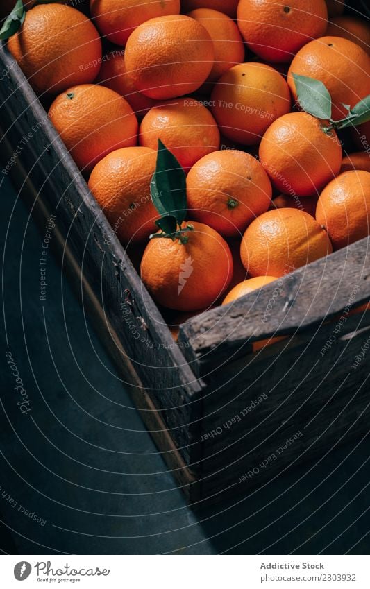 Frische Orangen in einer alten Holzkiste Frühstück Zitrusfrüchte lecker trinken frisch Frucht Gesundheit Saft organisch geschmackvoll Vitamin Erfrischung süß