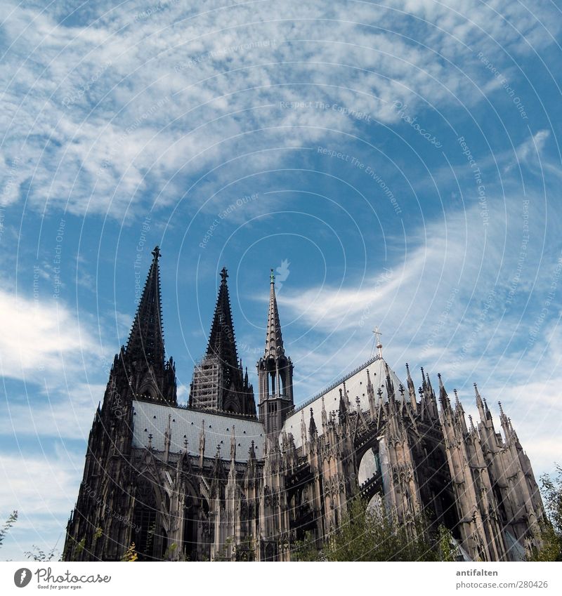 Köln I Architektur Kultur Stadt Stadtzentrum Dom Gebäude Sehenswürdigkeit Wahrzeichen Denkmal Kölner Dom Stein Beton Metall Stahl ästhetisch eckig groß blau