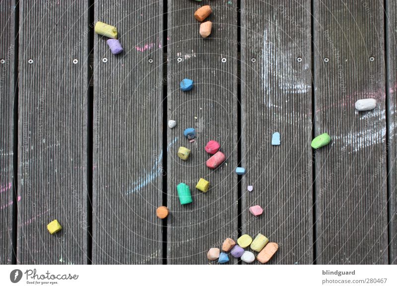 Malzeit Kinderspiel Kunst Holz zeichnen blau mehrfarbig gelb grün orange rosa rot weiß Kreativität malen Kreide straßenkreide Maserung Abnutzung Bild schrauben