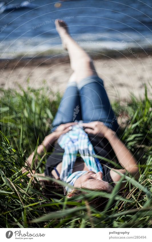 abschalten Mensch feminin Junge Frau Jugendliche Erwachsene Leben 1 18-30 Jahre Natur Pflanze Sand Wasser Schönes Wetter Gras Sträucher Küste Strand Ostsee Meer